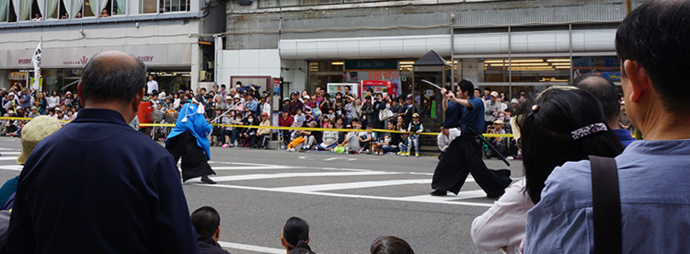 写真:殺陣を見る人たち