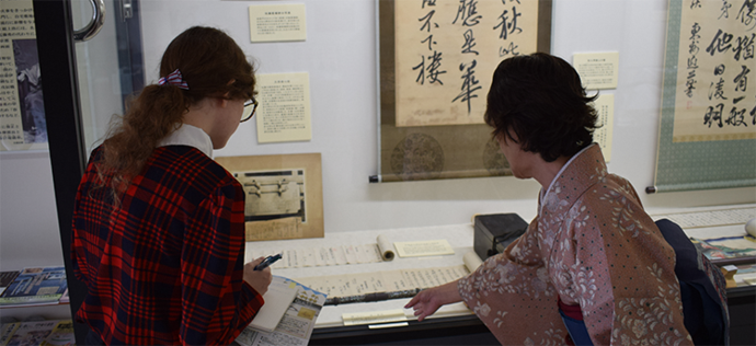 写真:展示を説明してくれる佐藤福子さん