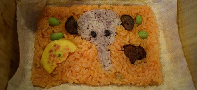 写真:ゾウの形をした弁当