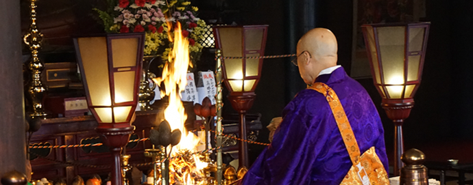 写真:護摩修業で舞い上がる火