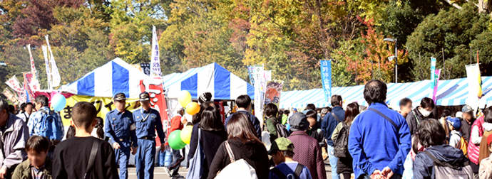 写真:にぎやかな屋台