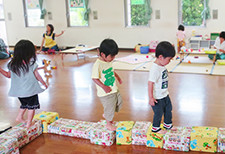 写真:ゆるキャラと子どもが戯れる様子