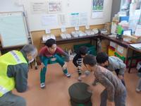 写真:ベーゴマをしているところ