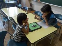 写真:オセロをしているところ