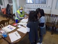 写真:受付をしているところ