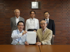 写真:市民委員の皆さまと市長