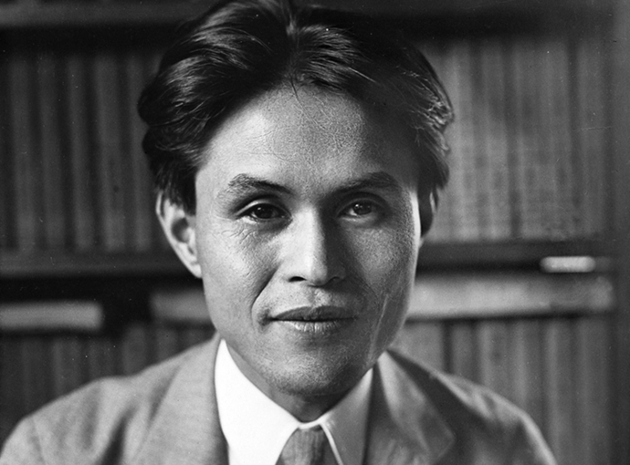 写真:白黒の巽聖歌の写真