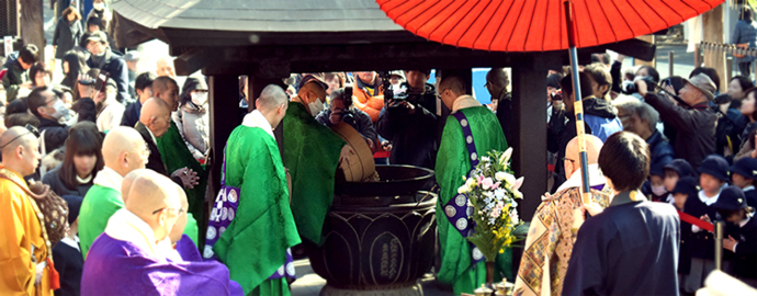 写真:節分数日前に豆煎り式で福豆を煎り始める風景