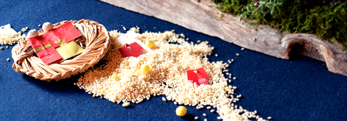 写真:お米のお菓子と雛あられでできた川に流れる流し雛