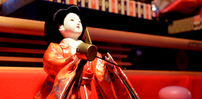 写真:きれいな着物を着た女官の人形