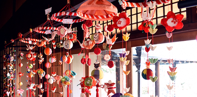 写真:庭につながっている縁側に飾ってあるつるし雛