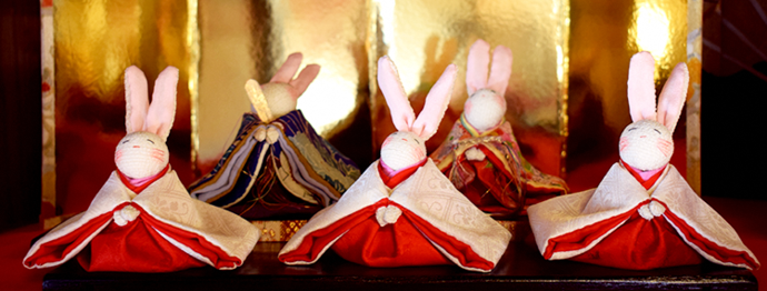 写真:着物を着たうさぎの雛人形