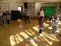 写真：園児が人間すごろくをしています