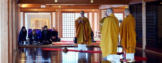 写真:聲明を見ながらジャズアレンジを考え始めるSuper Red Bandのメンバー