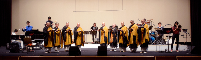 写真:僧侶たちとジャズバンドのゲネプロ