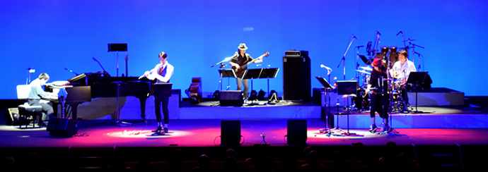 写真:ジャズを演奏するSuper Red Band