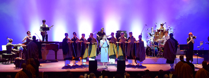 写真:「花は咲く」を演奏するSuper Red Bandと僧侶たち