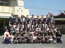 写真：卒園式の集合写真