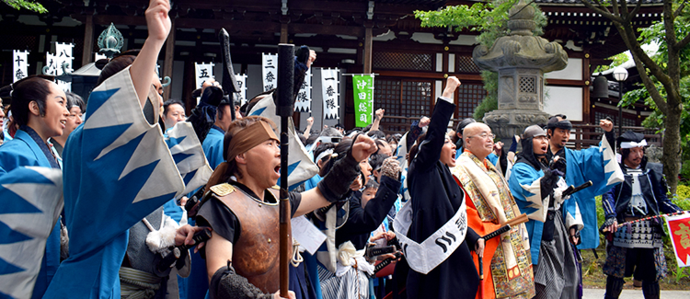 写真:新選組隊士コンテストで優勝した隊長たちがパレードを率いて勝どきをあげる