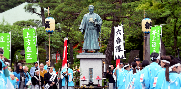 写真:新選組パレードを見渡す土方歳三像