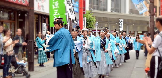 写真:六番隊を率いりながらポーズを決める井上源三郎