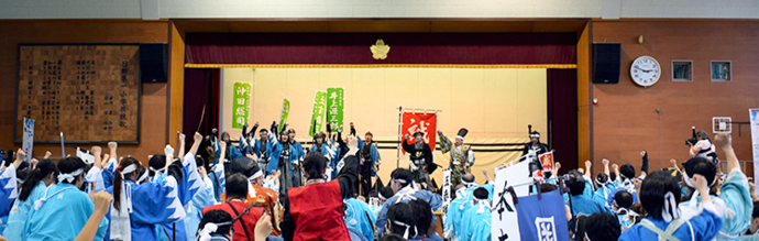 写真:閉会式で一斉に勝どきをあげる隊士隊長たち