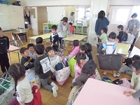 写真:自分で荷物を持って