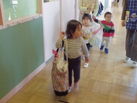 自分で荷物を持って2