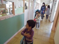 写真:自分で荷物を持って2