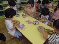 写真:みんなで皮むき1