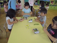 写真:みんなで皮むき2