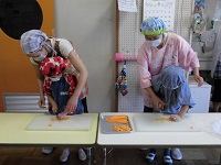 野菜を切る様子　2