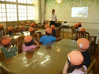 学校見学で説明を聞いている写真