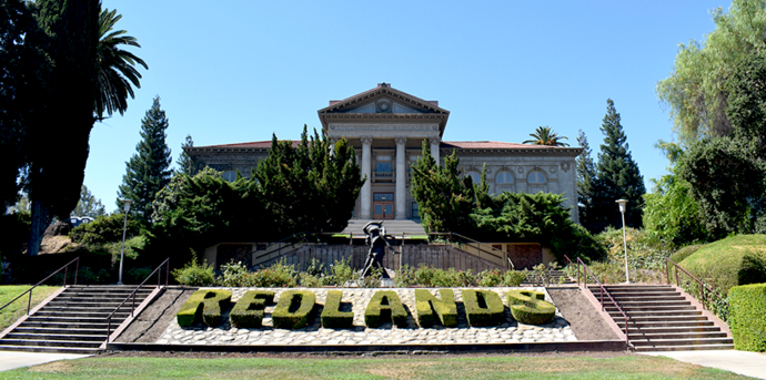 写真:レッドランズ大学の垣根で書かれた「レッドランズ」の英単語