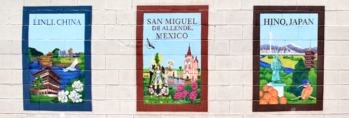 写真:レッドランズ市の姉妹都市の風景が描かれている壁画