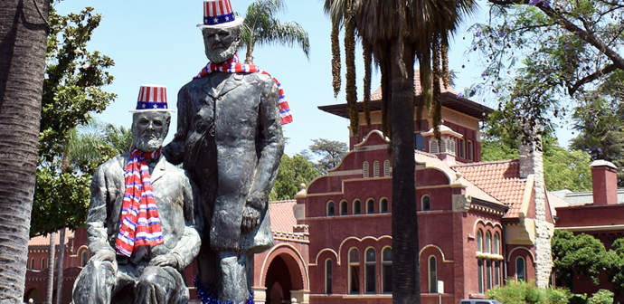 写真:図書館の前に建っている、歴史的な人物の像