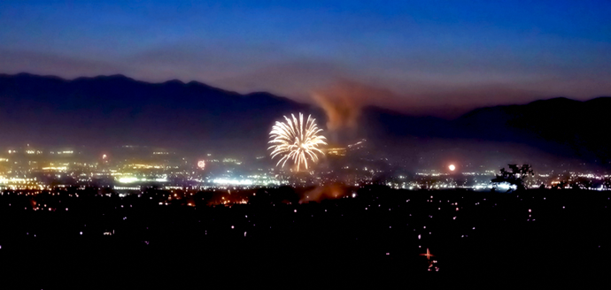 写真:独立記念日の花火大会で照らされレッドランズ市の空