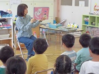 読み聞かせ場面の写真1