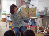 読み聞かせの場面の写真2