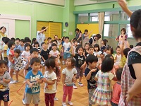 踊る子ども達