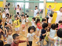 踊る子ども達