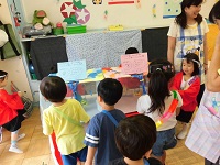 たこ焼きやをしている子ども達