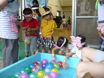 夏祭りヨーヨー釣り写真