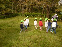 写真：3歳児こあら組散歩の様子