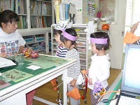 写真：事務室でのハロウィンの様子