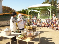 写真：外で食材を煮はじめるところ