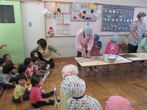 写真：こんにゃくちぎり見学