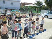 4歳児がシャボン玉遊びをしている写真