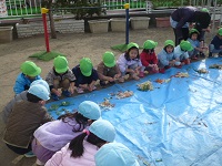 野菜くずをちぎる作業の様子