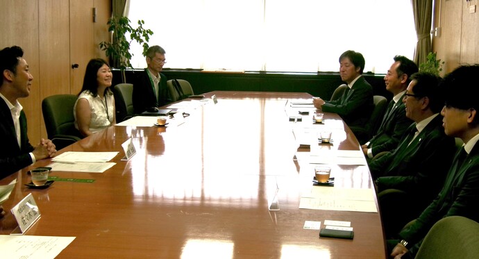 写真:表敬訪問の歓談の様子